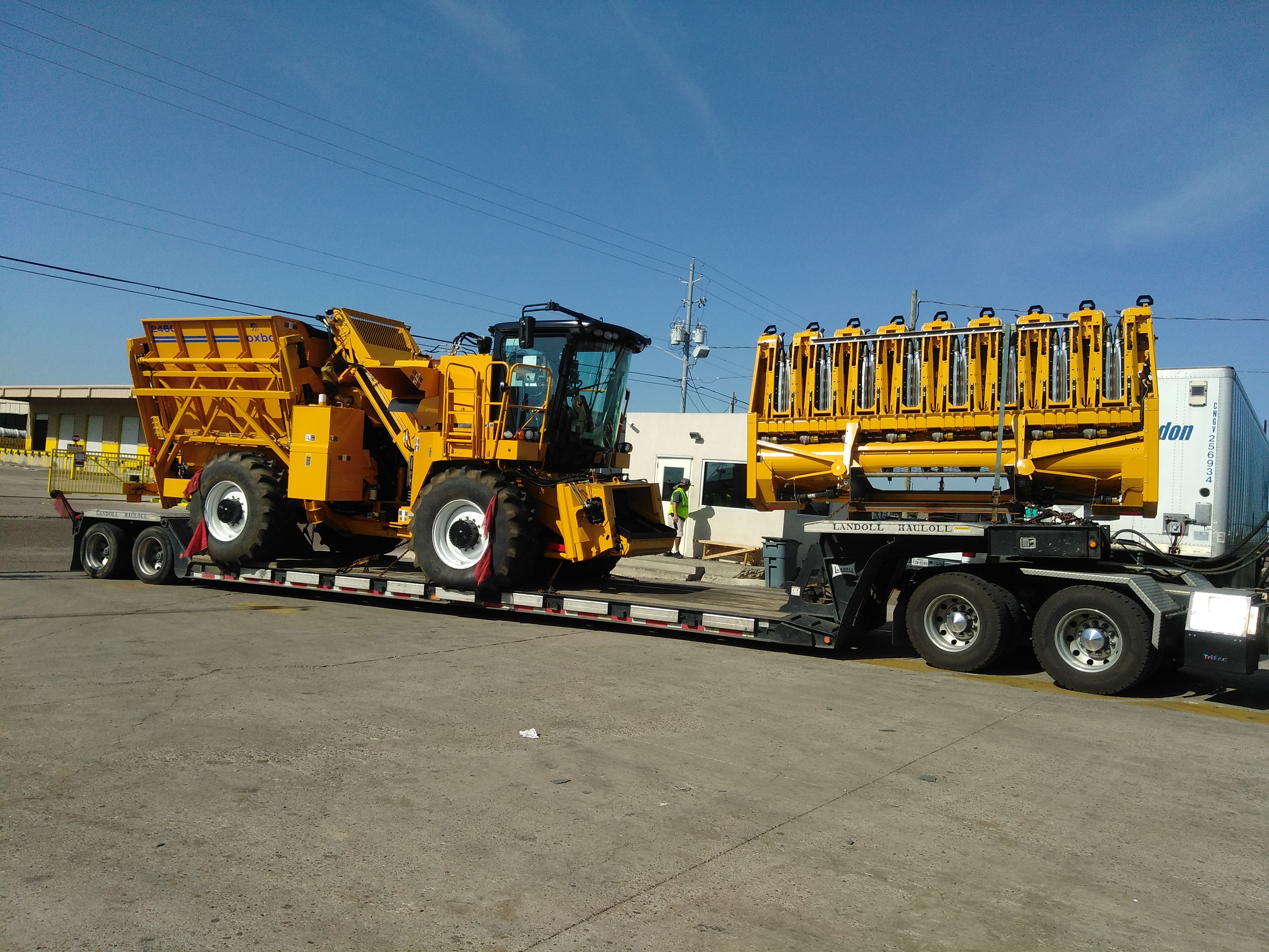Being a load with a high center of gravity, the mobile machinery is transported on a low height truck
